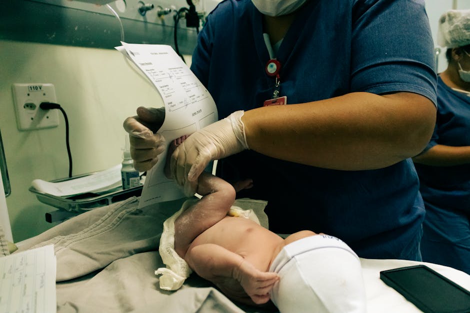 Healthcare professional handling a newborn in São Paulo hospital, ensuring crucial initial care. (Photo: Bruno Curly) Healthcare professional handling a newborn in São Paulo hospital, ensuring crucial initial care.